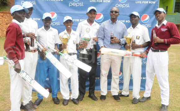 Abamu ku bayizi abagenda okwetaba mu mpaka za Cricket wa Pepsi Boys Schools Cricket Week nga balaga ebikopo n'ebimu ku bikozesebwa bwe babadde batongoza empaka zino eza buli mwaka. Abamu ku bayizi abagenda okwetaba mu mpaka za Cricket wa Pepsi Boys Schools Cricket Week nga balaga ebikopo n'ebimu ku bikozesebwa bwe babadde batongoza empaka zino eza buli mwaka.