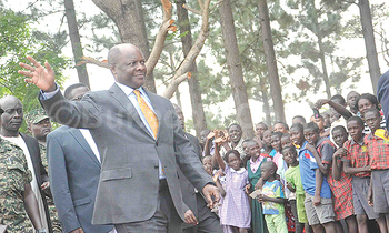 Kabaka ng’awuubira ku bantu be bwe yali e Bukalasa mu Bulemeezi omwaka oguwedde ku fayinolo y’emipiira gy’Ebika. Kabaka ng’awuubira ku bantu be bwe yali e Bukalasa mu Bulemeezi omwaka oguwedde ku fayinolo y’emipiira gy’Ebika.