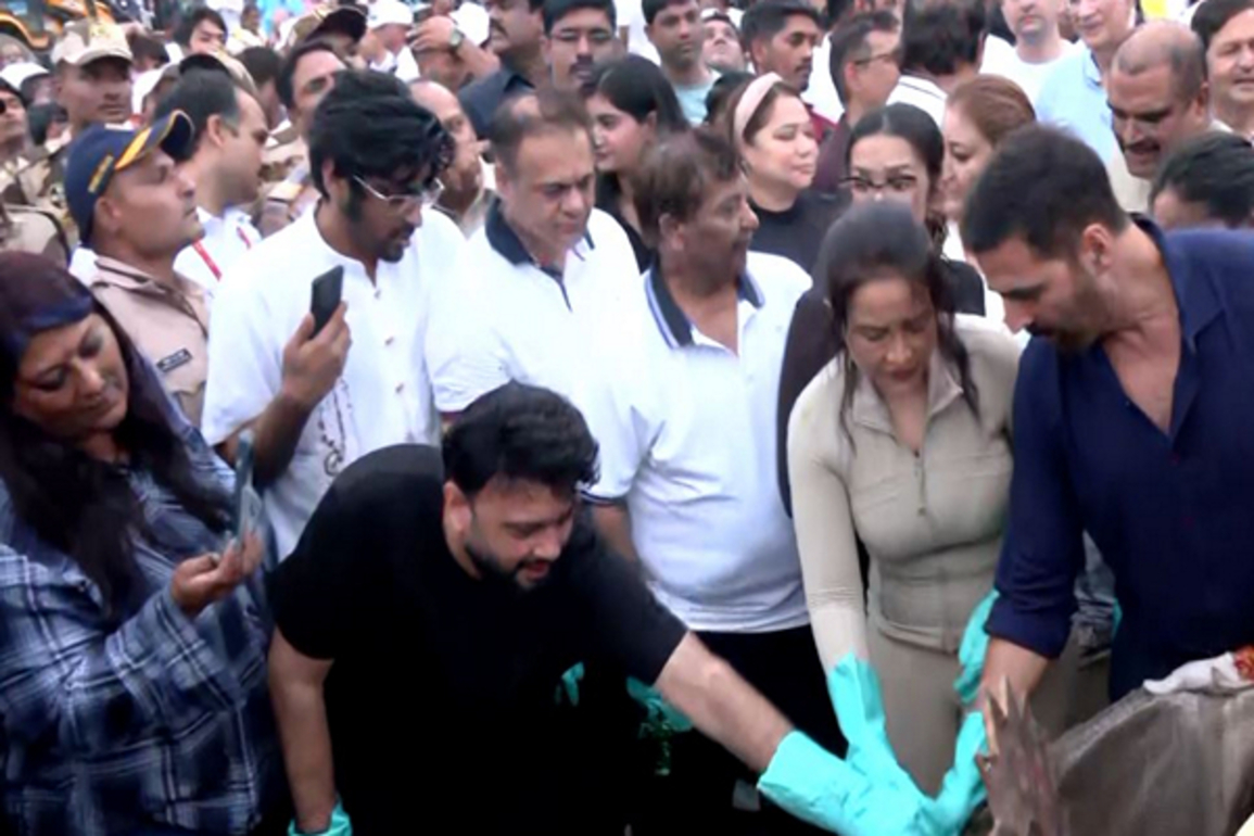 Akshay Kumar participates in clean-up drive organised by Amruta Fadnavis post Ganesh Chaturthi celebrations