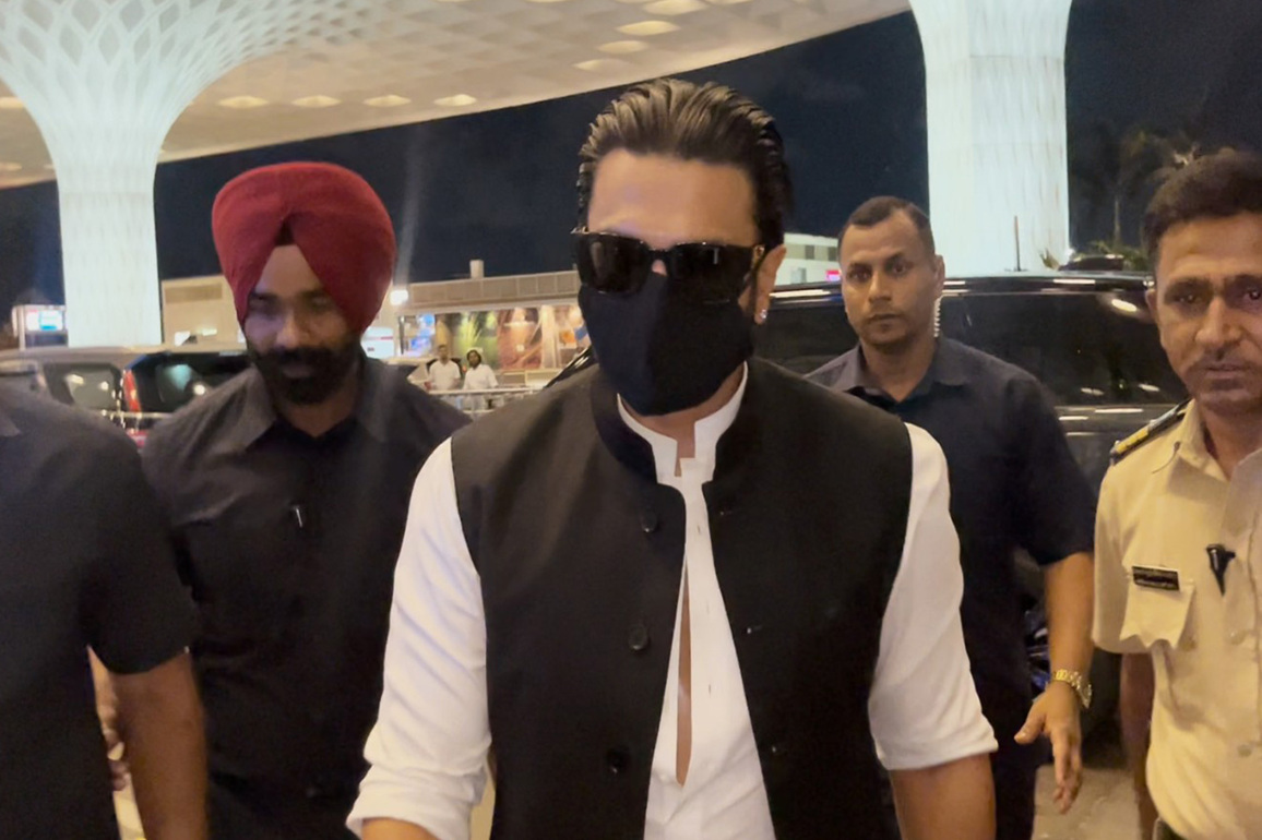 Ranveer Singh keeps it classy in kurta-pyjama, Nehru jacket during airport appearance