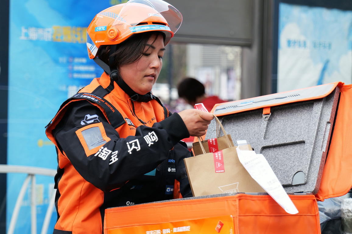 ChineseToday | Female delivery worker receives national honor through efforts