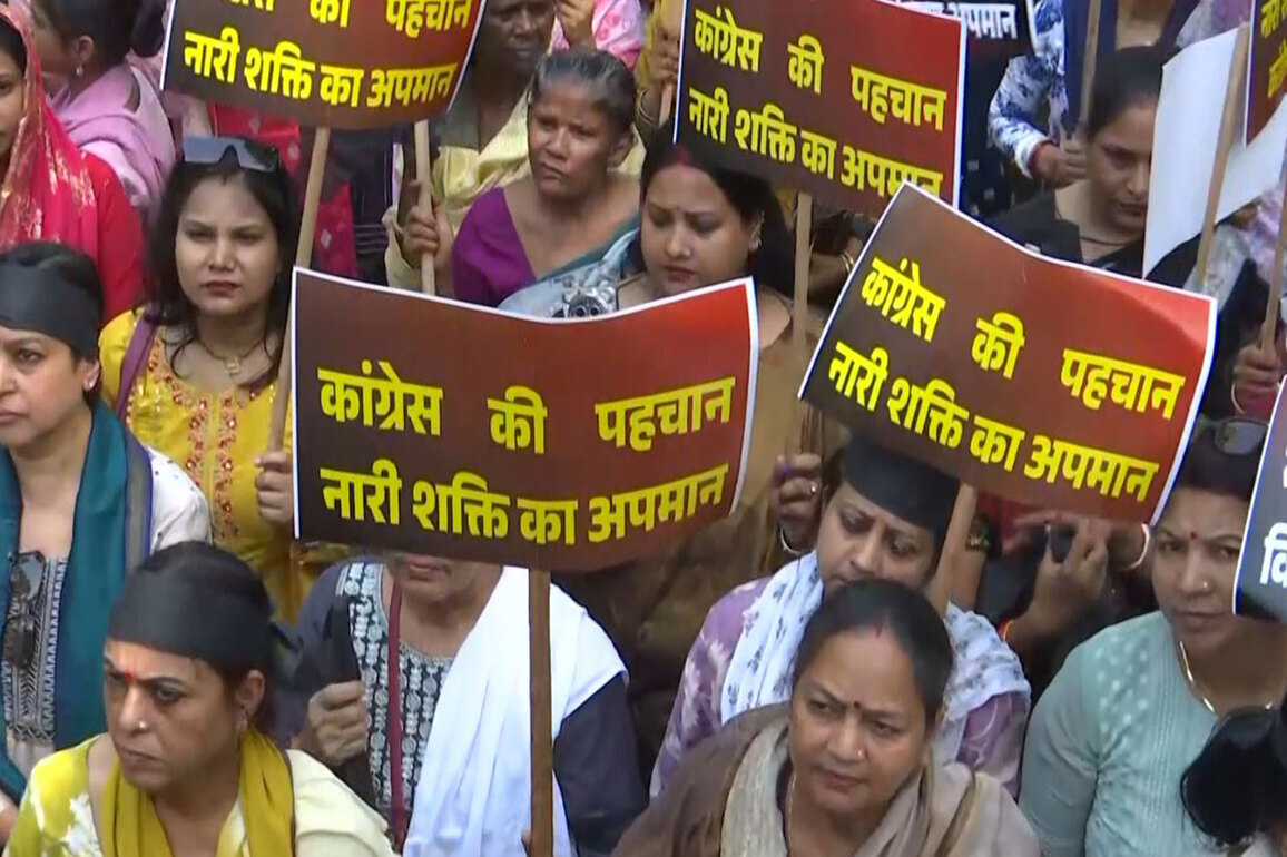 BJP holds protest against Opposition after Women's reservation bill collapse