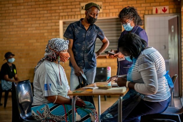 South Africa Urges Vaccine Use as Omicron Spreads