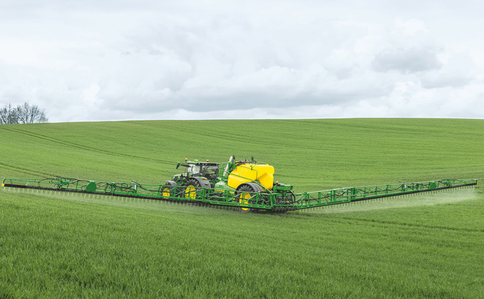 Froment and Sanders has traded up to John Deere’s highest capacity trailed sprayer, the 7,500-litre R975i.