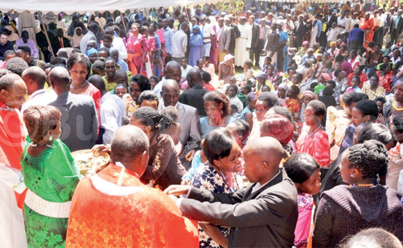 Abantu abaagenze mu kusaba kw’okujjukira olunaku lw’omujulizi Kalooli Lwanga. Abantu abaagenze mu kusaba kw’okujjukira olunaku lw’omujulizi Kalooli Lwanga.