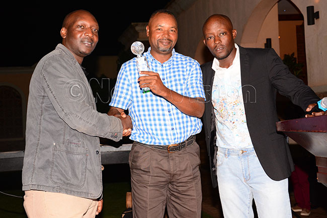 ahindi roup  winner ugisha and erena olf aptain oses atsiko during the awards