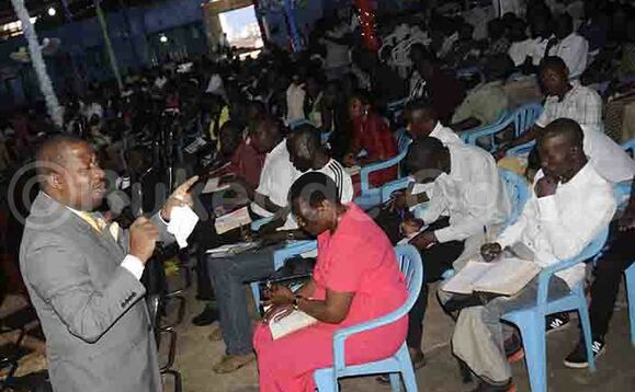 Bishop Kiganda ng'abuulira ku kusonyiwagana n'okuwanga abantu omukisa ogw'okubiri olwaleero ku ssekukkulu Bishop Kiganda ng'abuulira ku kusonyiwagana n'okuwanga abantu omukisa ogw'okubiri olwaleero ku ssekukkulu