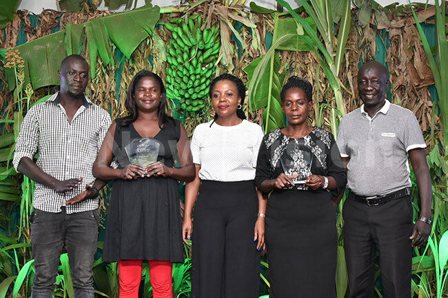  est armer winners oice can second left and aridah utale secondright with s country manager ukia tema centre