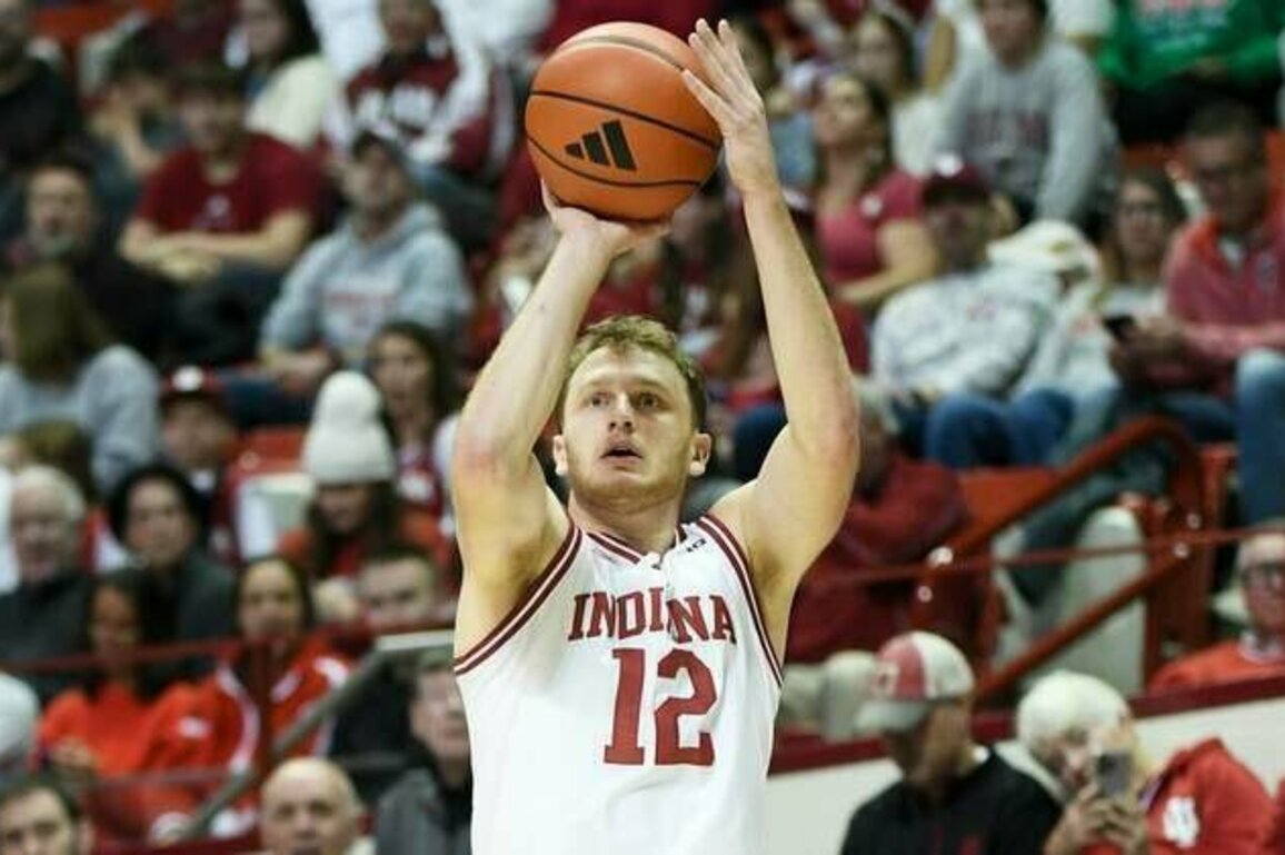 Tucker DeVries' 20 get No. 25 Indiana to 7-0 in Bethune-Cookman romp