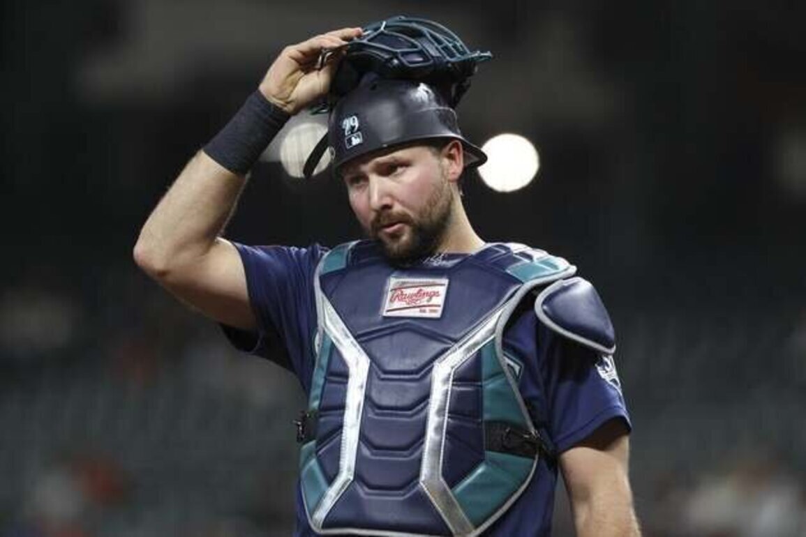 Mariners place struggling C Cal Raleigh (oblique) on injured list