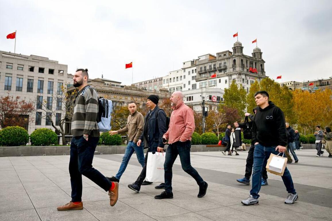 Int'l tourists packing "Made in China" tech into suitcases