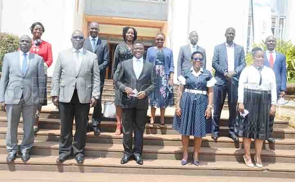 Katikkiro Charles Peter Mayiga (wakati) ng'ali mu kifaananyi n'aba Lotale abakulembeddwamu Rosette Nabbumba (owookubiri ku ddyo) abazze e Bulange-Mmengo. Katikkiro Charles Peter Mayiga (wakati) ng'ali mu kifaananyi n'aba Lotale abakulembeddwamu Rosette Nabbumba (owookubiri ku ddyo) abazze e Bulange-Mmengo.