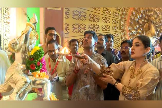 Raveena Tandon offers prayers at Srimant Bhausaheb Rangari Ganapati mandal in Pune