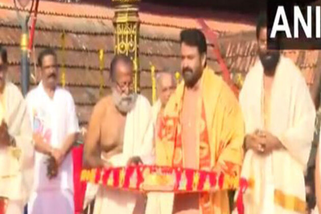 Mohanlal receives Vilambara Pathrika from Travancore royal family members