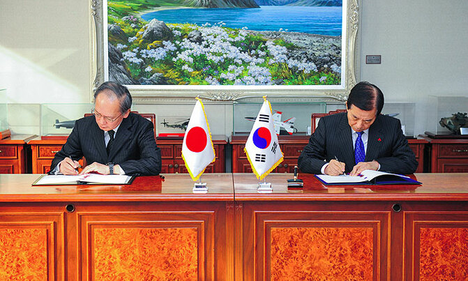 S. Korea, Japan sign controversial intelligence deal S. Korea, Japan sign controversial intelligence deal