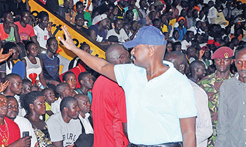 Maj. Gen, Muhoozi ng'awuubira ku bawagizi b'ebikonde e Lugogo ku Ssande. Maj. Gen, Muhoozi ng'awuubira ku bawagizi b'ebikonde e Lugogo ku Ssande.