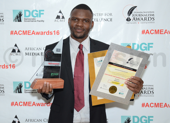wen abagaza poses with his award hoto by ichard anya