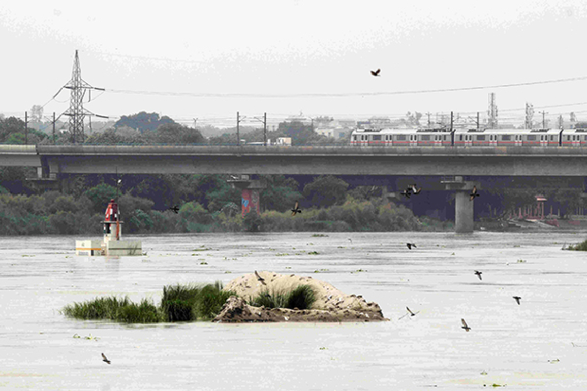 Delhi: Yamuna crosses warning mark after heavy monsoon rainfall
