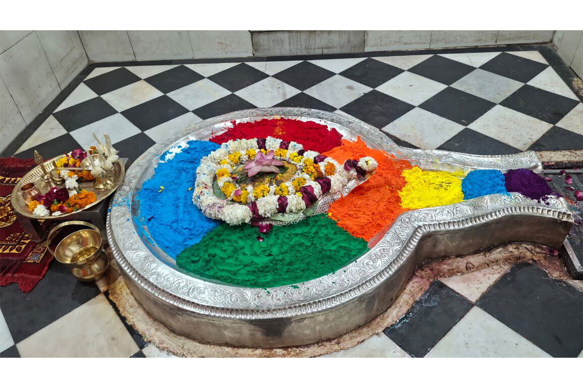 Haridwar: ''Shivling'' at Shri Chandreshwar Temple adorned with gulal to mark Holi Celebration