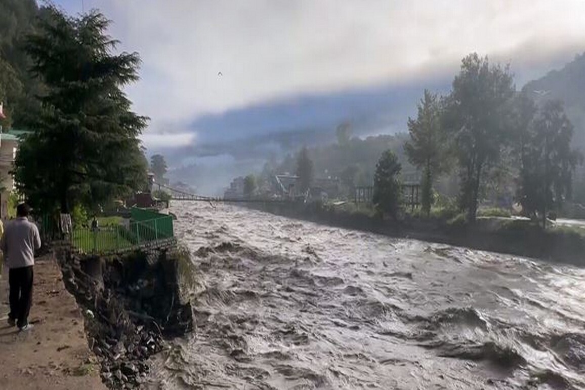 Himachal: 647 roads, 185 power transformers disrupted as monsoon continues to batter state