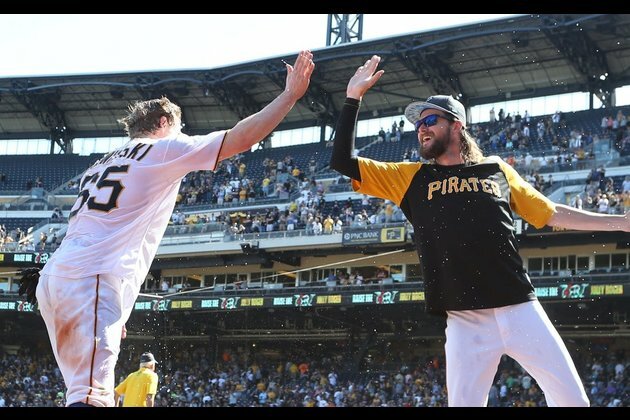 MLB roundup: Jack Suwinski powers Pirates past Giants