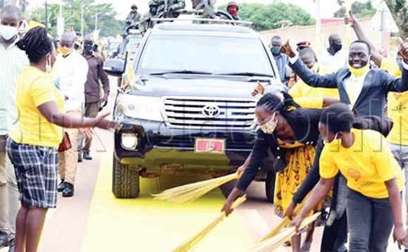 Abawagizi ba NRM nga beera emmotoka ya Pulezidenti Museveni w’eyita. Abawagizi ba NRM nga beera emmotoka ya Pulezidenti Museveni w’eyita.