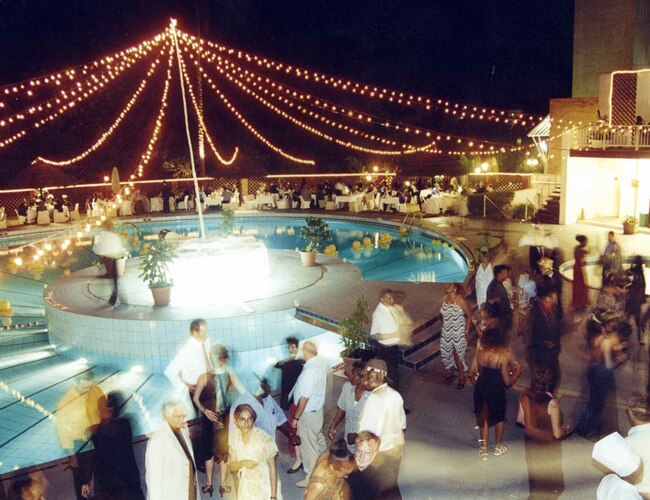  ancing aroung the pool at heraton on the ew ears night on 1st anuary 2001