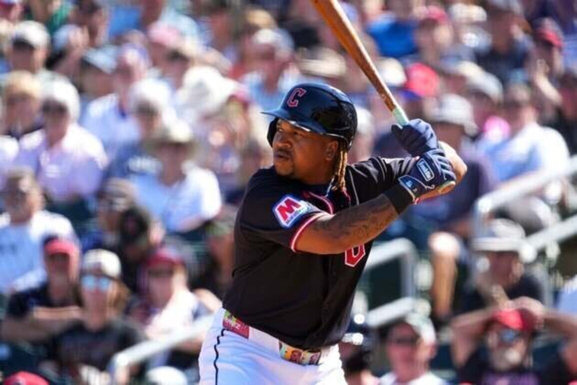 Guardians 3B Jose Ramirez evaluated for sore shoulder