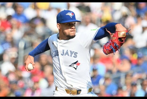 Jays' Jose Berrios stifles Cards, wins 7th straight start