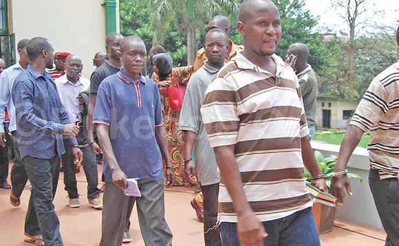 Abamu ku Basiraamu abavunaanibwa okulya mu nsi olukwe nga bava mu kkooti. Abamu ku Basiraamu abavunaanibwa okulya mu nsi olukwe nga bava mu kkooti.