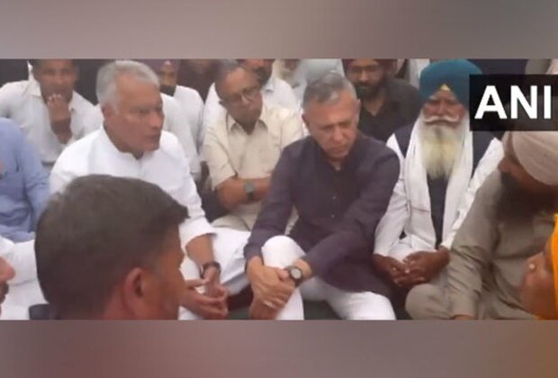 Punjab BJP Chief Sunil Jakhar meets families of victims of Sangrur's illicit liquor incident