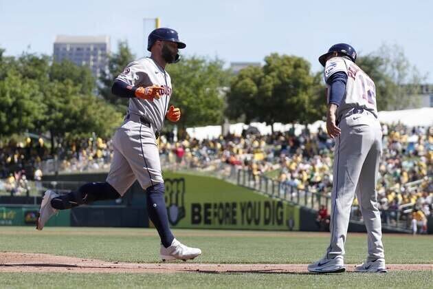 Astros rack up 18 hits while trouncing Athletics