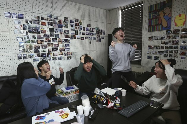 South Koreans Explode With Joy Over &#039;Parasite&#039; Oscar Wins