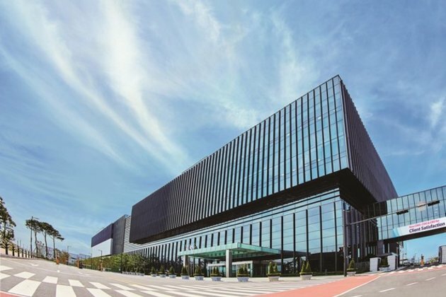 Samsung Biologics to supply Moderna vaccines in earnest... To become K-bio 'vaccine hub'