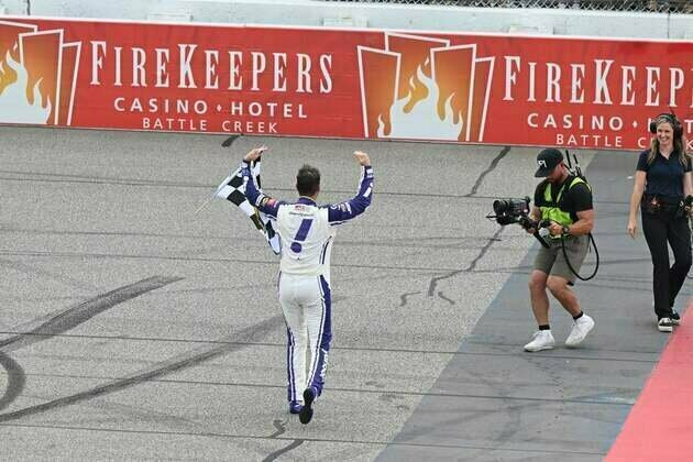 Denny Hamlin grabs pole at Pocono after welcoming son