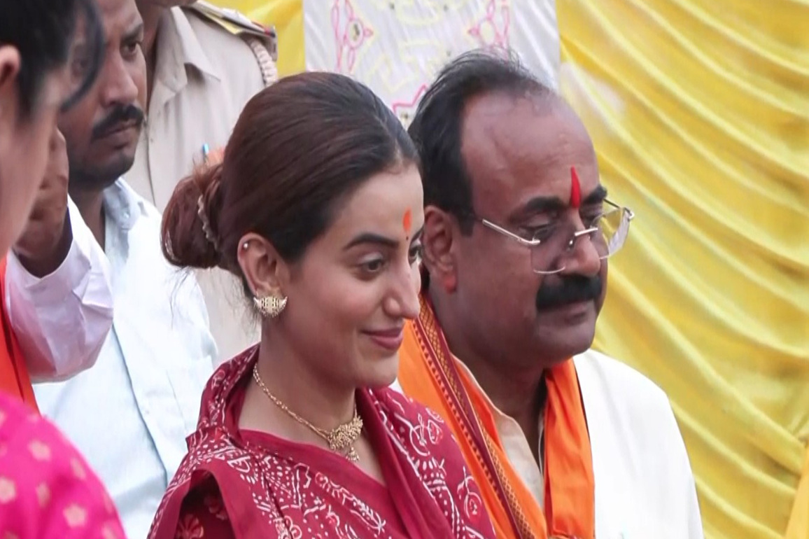 Bihar: Akshara Singh celebrates Chhath Puja with family, sings devotional songs at ghat