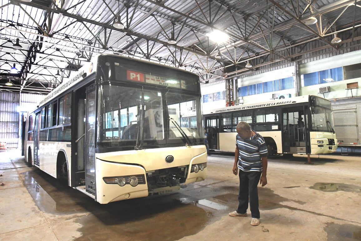 CUBA-GUANAJAY-CHINA-ASSISTANCE-BUS PARTS