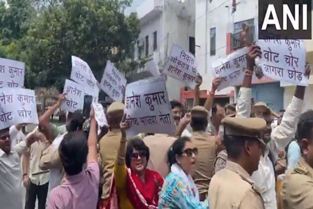 Congress workers protest outside CEC's Agra residence over 'vote theft' allegations against BJP, EC