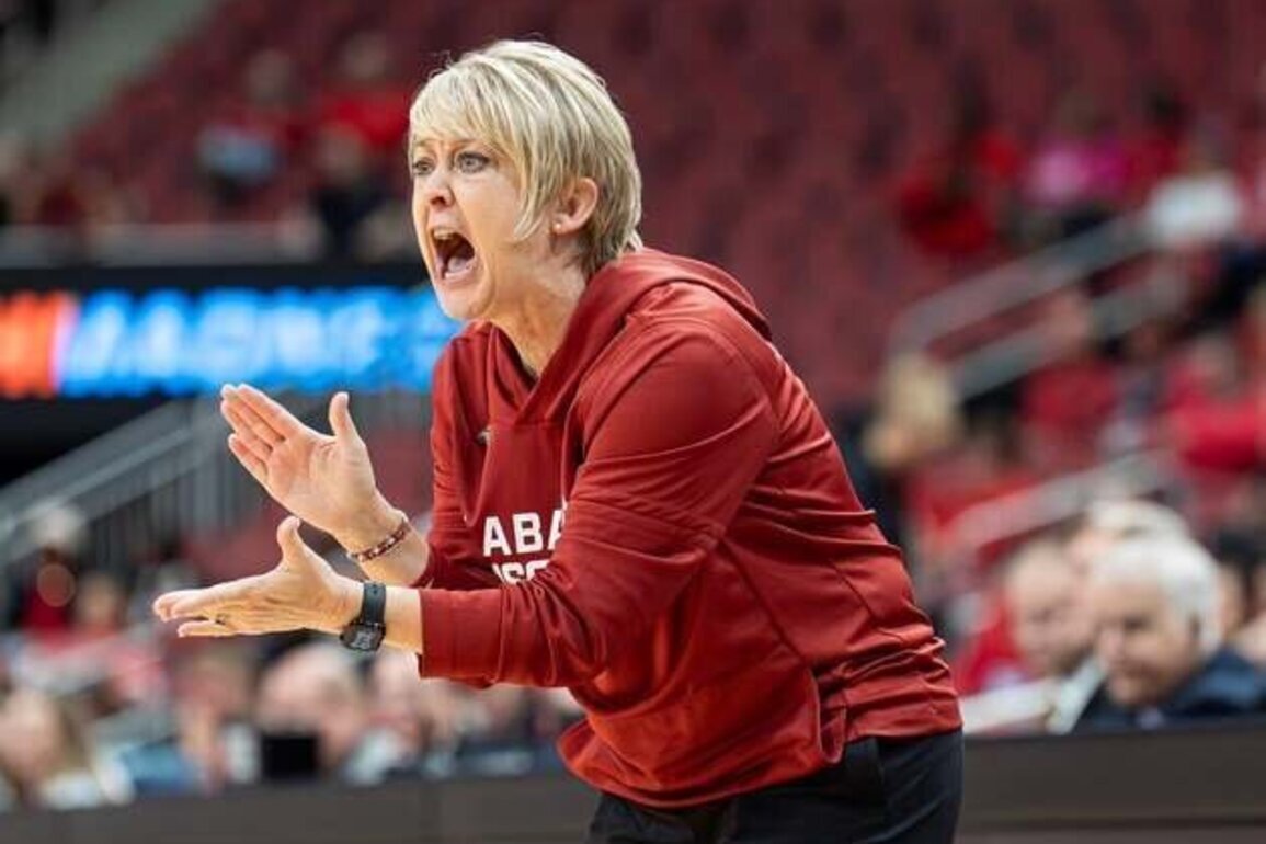 Alabama coach Kristy Curry leaves for South Florida post