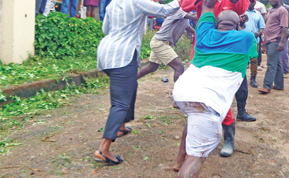Kirumira nga yeenyoola n’abakozi ba Dr. Khingi e Muyenga. Kirumira nga yeenyoola n’abakozi ba Dr. Khingi e Muyenga.