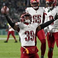 Commanders extend contract of S Jeremy Reaves