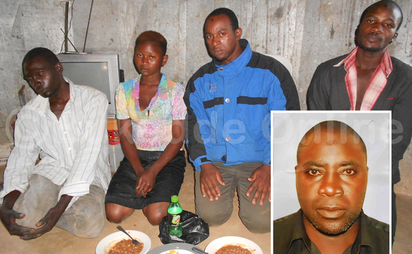 Omuwala, Prossy Nassaka, gwe baakutte n'essimu y'omugenzi n'agamba nti ye baamutonedde nga kirabo. Ali mu jaketi eya bbulu ye Ibra Kasekende eyatuga omugenzi Musa. Ate asemba ku ddyo ye Yasin Lukyamuzi, eyasuula omulambo gwa Musa e Kalungu nga bamaze okumutta. EBIFAANANYI : YUDAAYA NAMYALO Omuwala, Prossy Nassaka, gwe baakutte n'essimu y'omugenzi n'agamba nti ye baamutonedde nga kirabo. Ali mu jaketi eya bbulu ye Ibra Kasekende eyatuga omugenzi Musa. Ate asemba ku ddyo ye Yasin Lukyamuzi, eyasuula omulambo gwa Musa e Kalungu nga bamaze okumutta. EBIFAANANYI : YUDAAYA NAMYALO