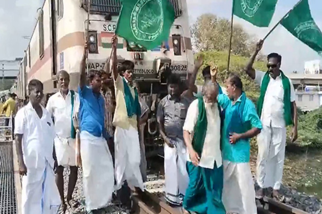 Tamil Nadu farmers stand in solidarity with peers in Punjab, stage 'rail roko' protest