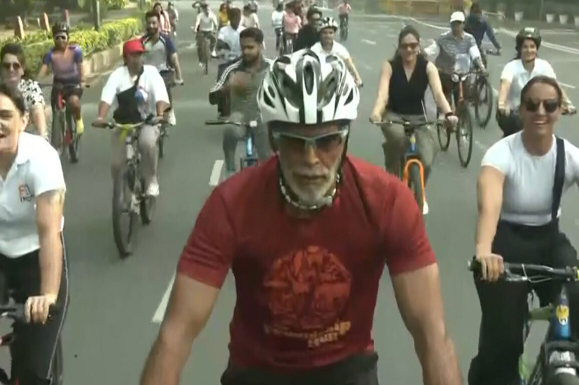 Milind Soman joins 'Fit India Sundays on Cycle' at Major Dhyan Chand National Stadium