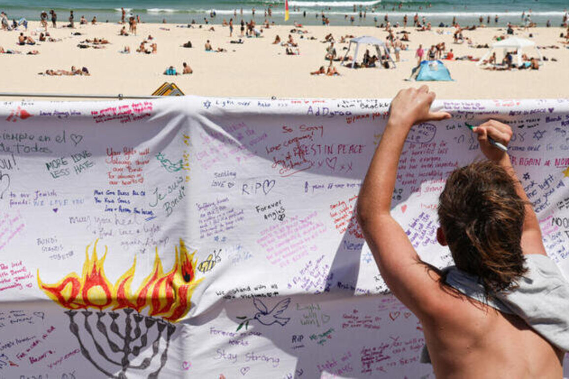 Australia observes moment of silence for Bondi Beach shooting victims