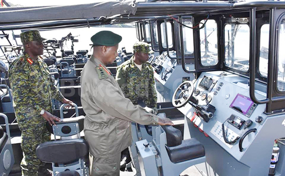 Pulezidenti Museveni ng'atongoza erimu mu maato g'oku mazzi amalwanyi agagenda okweyambisibwa IPDF okukuuma obutebenkevu ku mazzi Pulezidenti Museveni ng'atongoza erimu mu maato g'oku mazzi amalwanyi agagenda okweyambisibwa IPDF okukuuma obutebenkevu ku mazzi