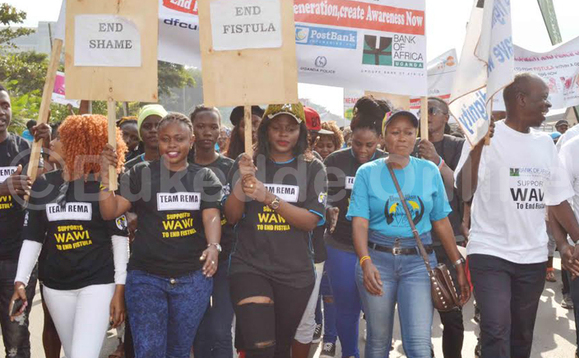 Abantu ab'enjawulo omuli n'abayimbi nga batambula Abantu ab'enjawulo omuli n'abayimbi nga batambula