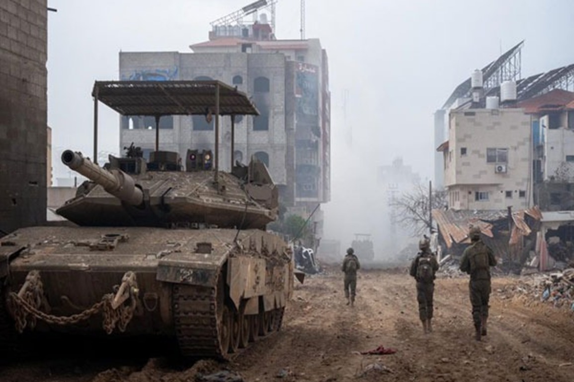 Gazans seen cheering Israeli troops overseeing aid delivery
