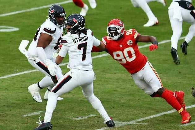 Chiefs Re-Sign DE Charles Omenihu