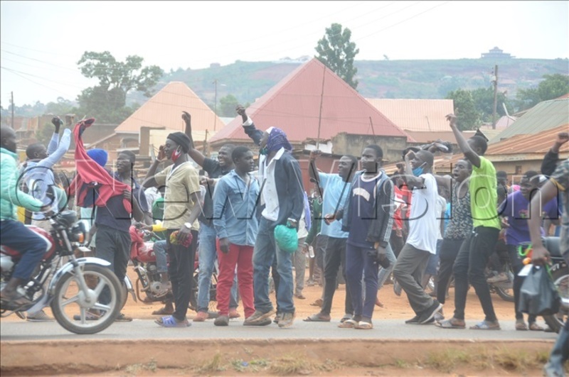  Police battles Bobi Wine supporters in Bugembe town council